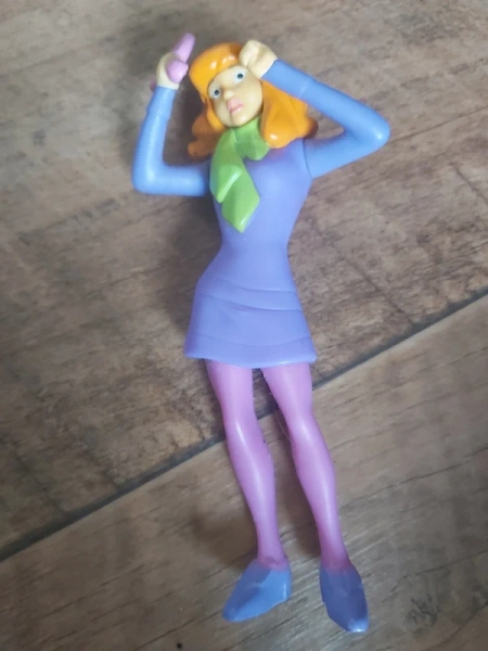 Scared hand mirror daphne Blake from scooby doo