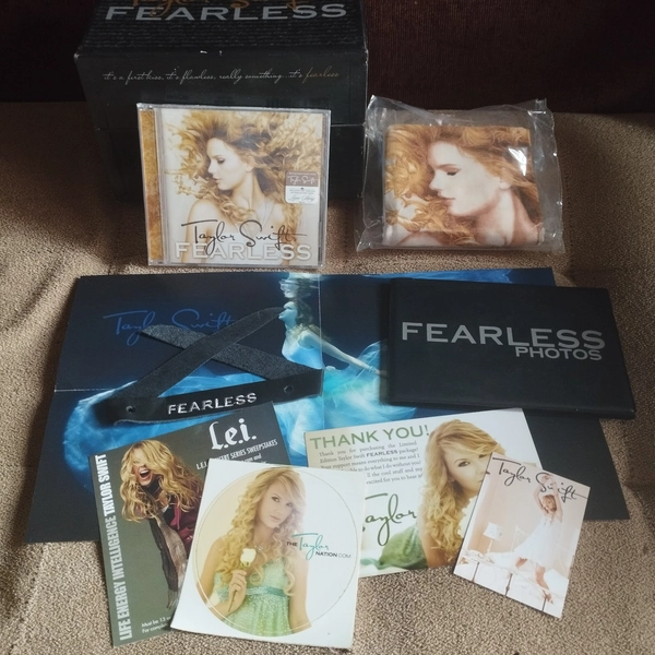 TAYLOR SWIFT FEARLESS COLLECTOR CD BOXSET