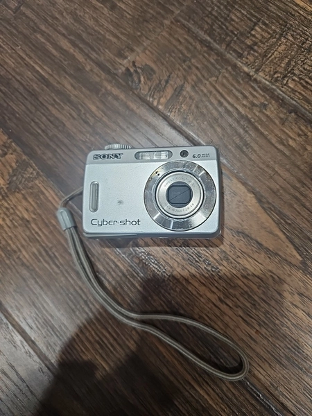 Sony Cyber-shot DSC-S500 6MP Digital Camera Silver SD Card Tested Working VTG