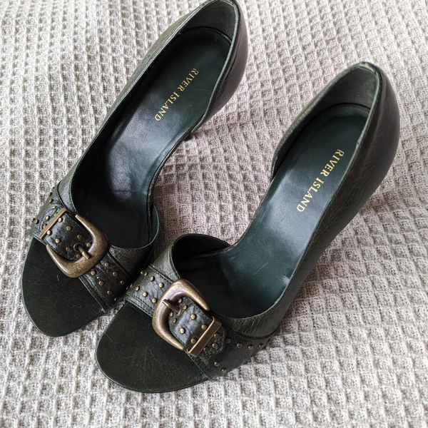 Green buckle detail open-toe heels, size 6

Stunning...