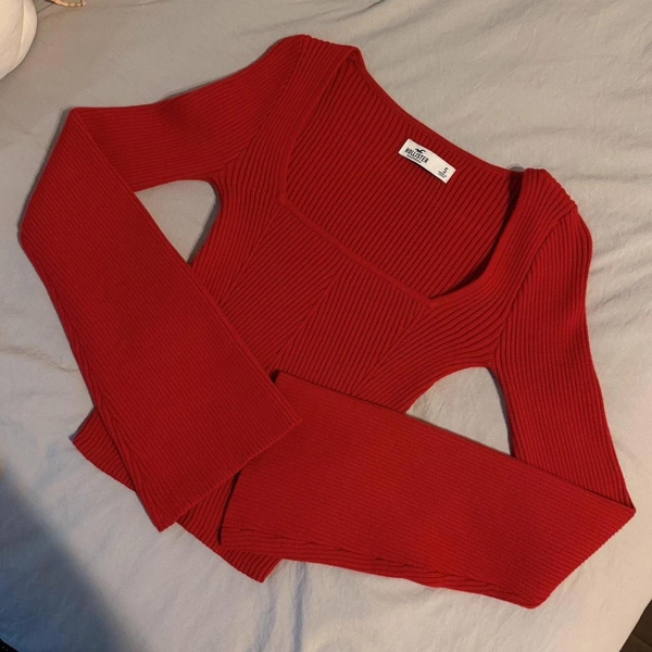 hollister longe sleeve
dark red
no flaws!! worn...