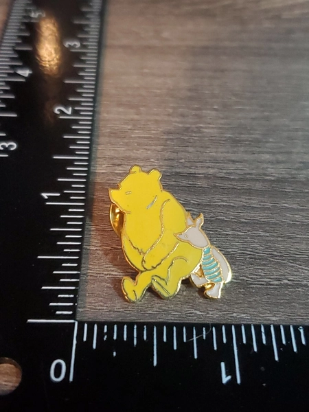 Winnie The Pooh Honey Michel &amp; Co Pin Lapel Enamel Collectible 1990 E8
