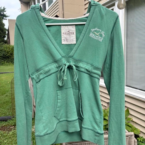 super cute RARE baby doll y2k hollister v neck...