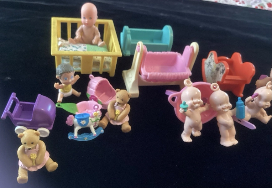 Vintage Hasbro lil Babies Figurines Oodles Vinyl Set Of 8 + Furniture. 1986 Rare