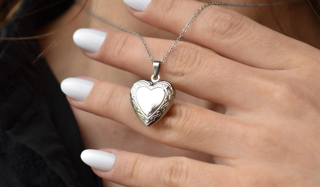 Silver Heart Locket Custom Necklace Custom Engraved Necklace Photo Necklace Personalized Gifts Gift for Mom Gift mom necklace custom name