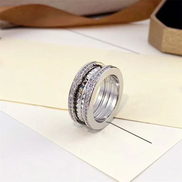 Classy Diamanté Iva Ring (in gold & silver)