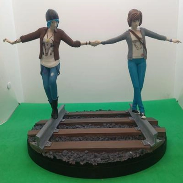Life is Strange - Chloe and Max Railroad Walk Diorama - 28 cm Hand-Painted Resin Figurine