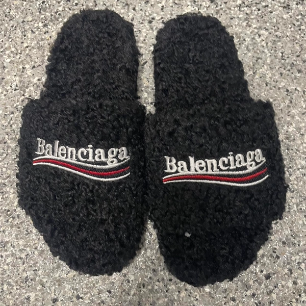 Balenciaga black slippers #luxury #slippers
Brand...