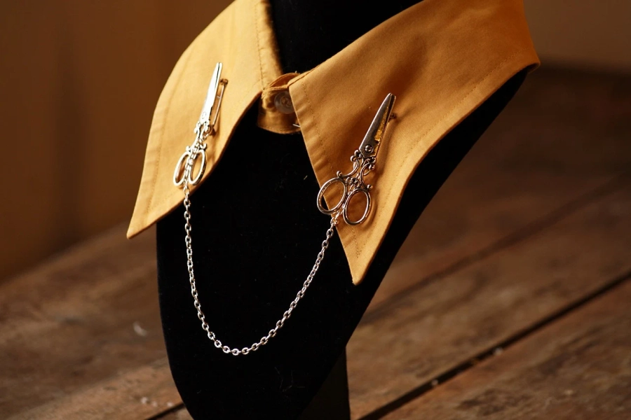 Vintage style collar brooch scissors in silver or antique bronze color