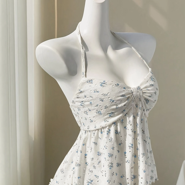 Delicate Floral Lace V-Neck Sleeveless Cropped Top with a Sexy Open Back, Perfect for Spring And Summer