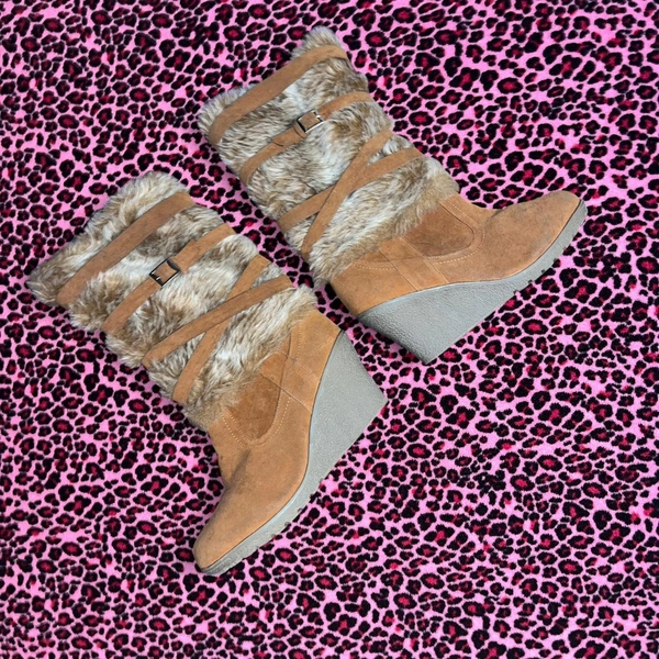Terracotta brown faux fur wedge boots in size 9!...
