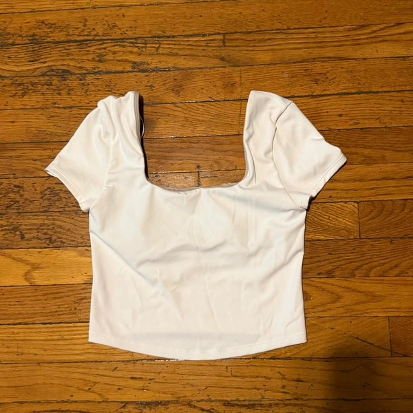 Lululemon white short sleeve cropped top. 
Style:...