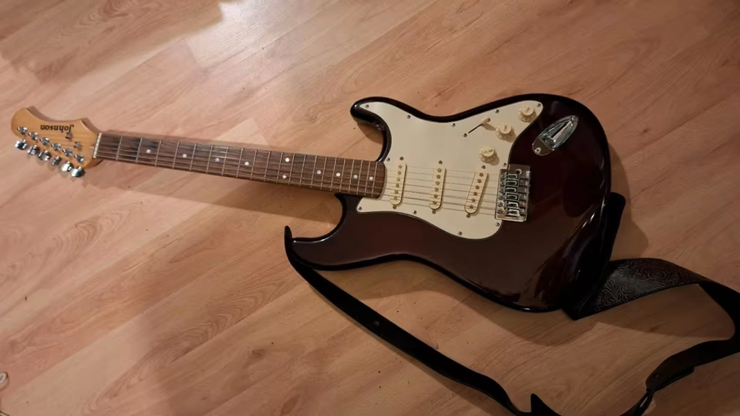Reserviert • Gelöscht • 
        johnson E-Gitarre