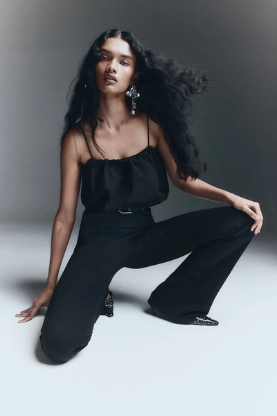 Pantalon évasé avec détail de ceinture