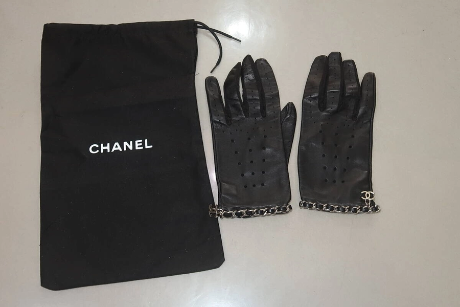 CHANEL Leather Gloves 7 1/2 Vintage Rare Black