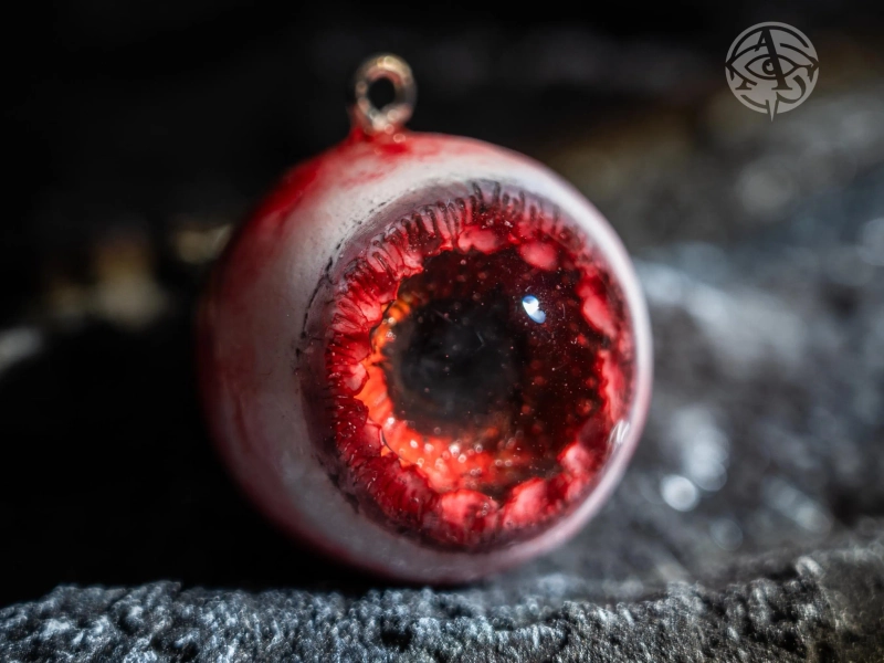 Hyper-Realistic Bloody Eyeball Pendant: Gothic Halloween Necklace