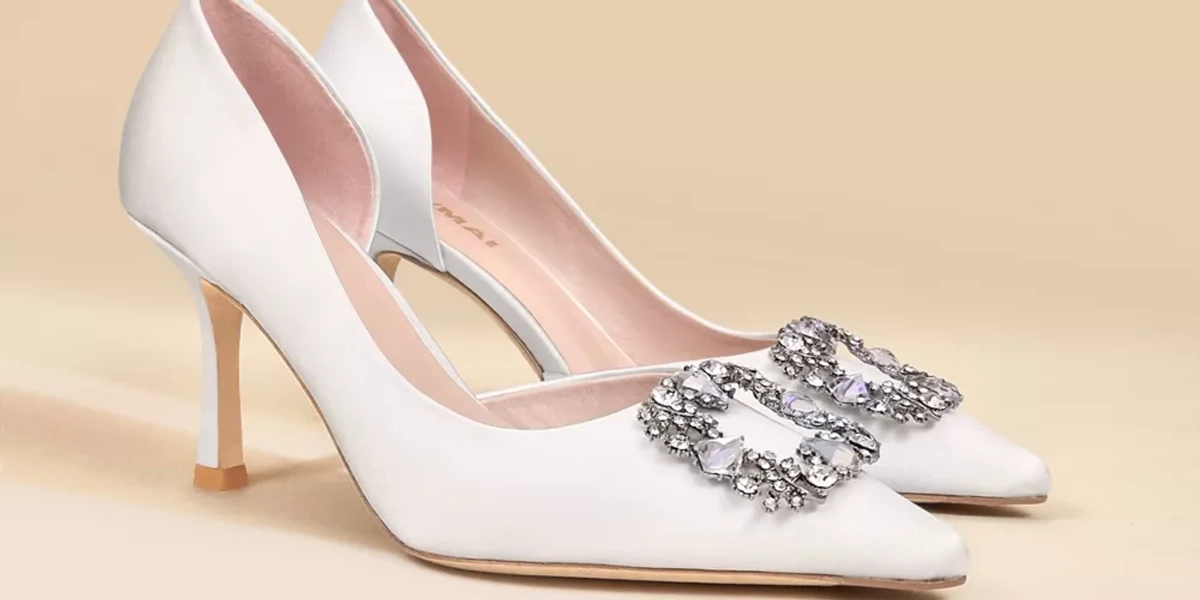 MI/MAI - Collections VILLE - Escarpins - Escarpins en satin blanc à ornement strass et cristaux Astoria White Satin