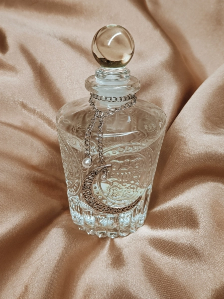 Celestial Moon Water Decanter - Infuse Your Water with Lunar Magic | Includes Instructions and 12 Rituals  | Surprise Crystal Inside