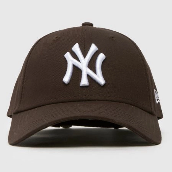 New Era League Essential 9FORTY Cap in Dark Brown