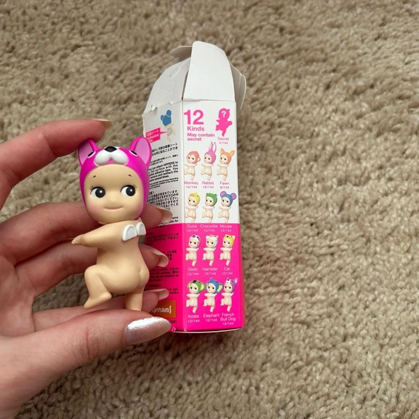 Kiwi hello kitty keychain... | Depop