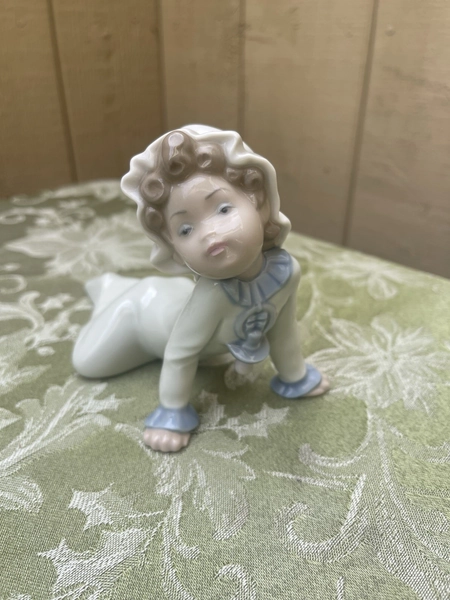 Lladro 5101 Baby Girl Crawling with Pacifier 6" Vtg 1980