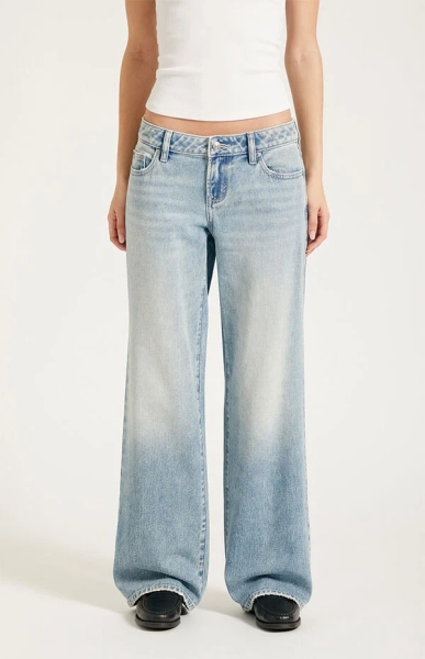 Zoe Low Rise Girlfriend Jeans Light Blue