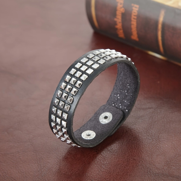 🔵studded bracelet 