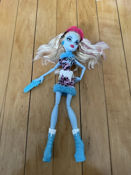 Monster High Art Class Abbey Bominable Doll  Goggles Chainsaw