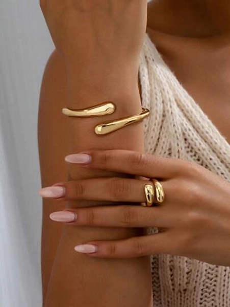 2 Stücke Set (1 Armreif & 1 Ring): Stilvoller asymmetrischer doppelter Wassertropfen-Überkreuzungsarmreif und schicker geometrischer Wassertropfen-Vintageoldring. Zarte, süße und elegante Art mit einfachem und retroem Design. Europäischer und amerikanischer Stil, hochwertige Anmutung. Perfekt für den täglichen Gebrauch, Arbeit, Meetings, Partys, romantische Dates, Fotoshootings, Geschäftsverhandlungen oder andere elegante Anlässe, Strand, Urlaub, Sommerschmuck-Set