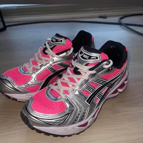 ASICS Gel Kayano pink trainers
Size US 9 
Don’t fit...