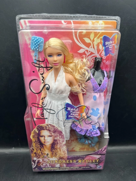 Taylor Swift Signed 2008 JAKKS Pacific Debut Era Sundress Medley Doll NEW SEALED