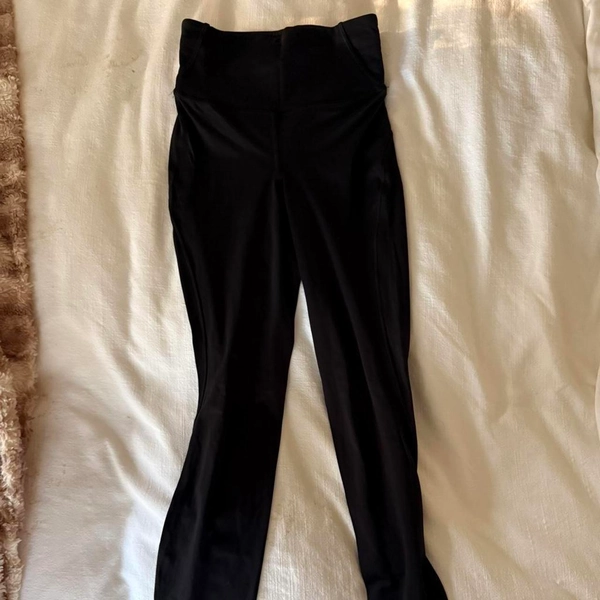 Lululemon
Black Base-Pace High Rise 
Size: 2
28”...