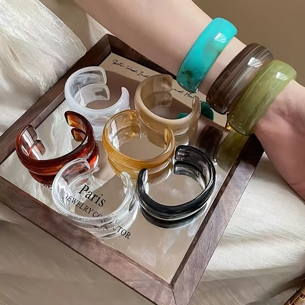 Vintage minimalistische gearceerde harsarmband, veelzijdig en verfijnd, alleen of gestapeld te dragen, in Morandi-kleurenpalet, heel gemakkelijk te combineren met outfits