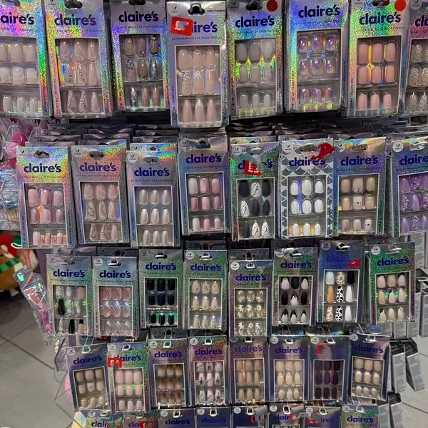 96pcs of Random Nail Art in Various Lengths And Shapes Including Medium, Long, Short, Square, Almond, Ballet, Round, Oval, French, Gothic, Gradient, And Striped Designs. These Removable Press-On Nails Are Suitable for Women And