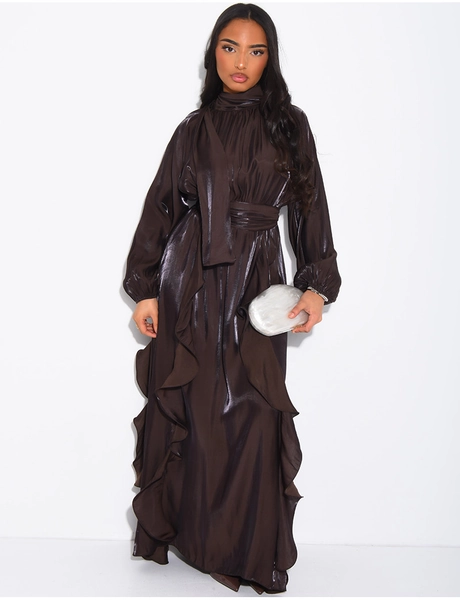 Robe en satin brillant à volants et ceinture à la taille