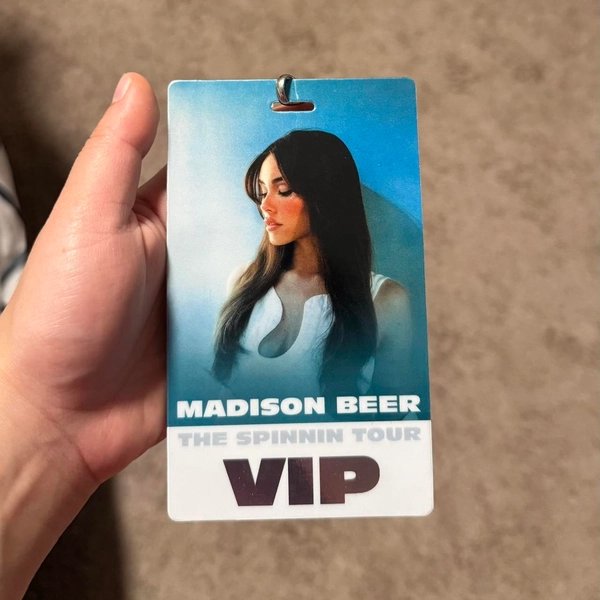 madison beer spinnin tour vip lanyard

from the st....
