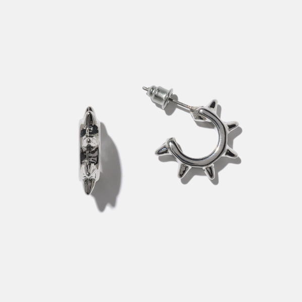 Silverfärgade örhängen - hoops med nitar, 9mm