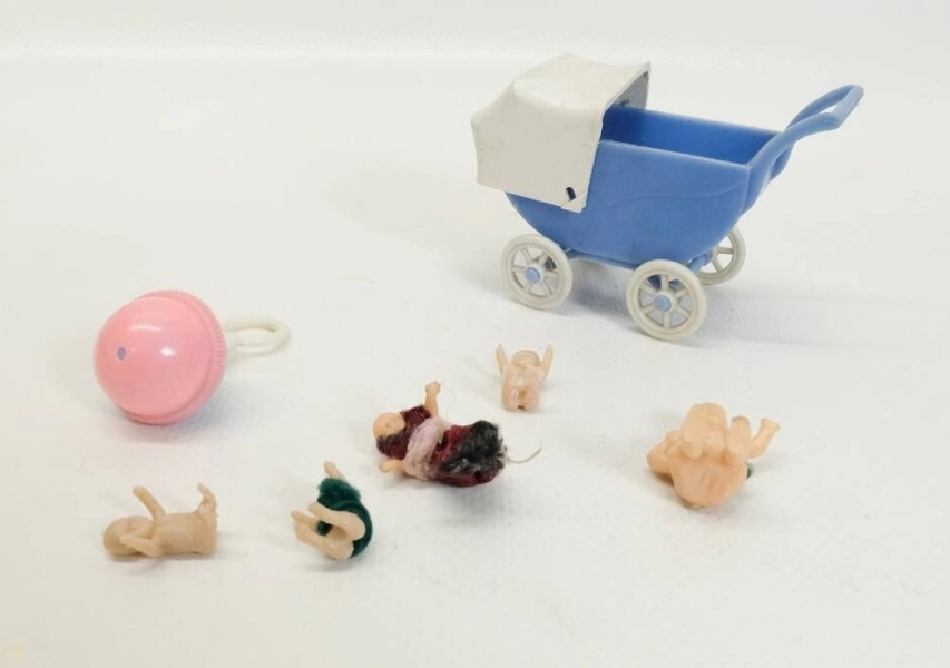 Vintage 1950s Kleeware Dolls House Pram with 5 Babies & Rattle
