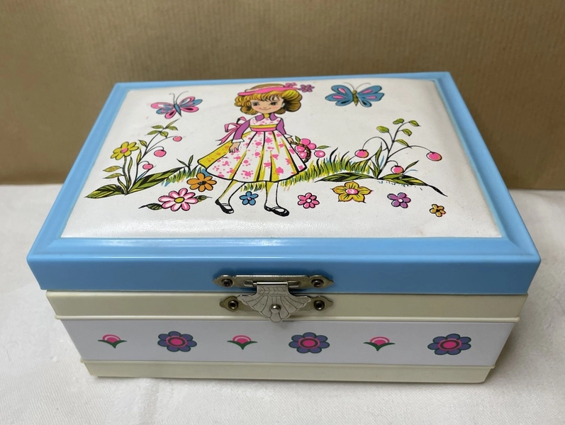 Vintage Children’s Musical Wind Up Jewellery Box. 1970s-1980s. Retro Hong Kong.