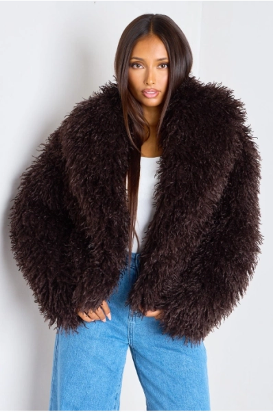 Manteau court marron à fourrure bouclée poils longs