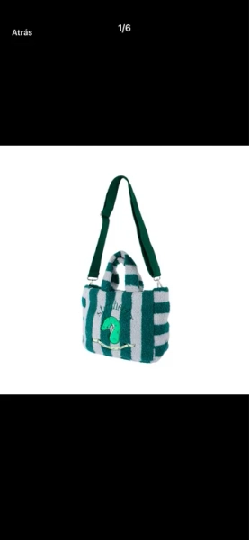 Bolso De Hombro Harry Potter Slytherin Afelpado Verde 35x23x11 cm en Miniso: https://www.miniso.com.mxhttps://minisomx.vtexcommercestable.com.br/bolso-de-hombro-harry-potter-slytherin-afelpado-verde-35x23x11-cm/p - Buscar con Google