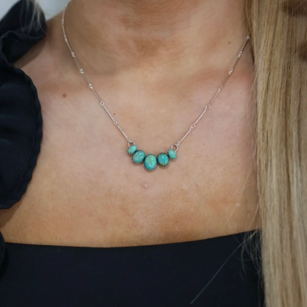 Annie Curved Bar Necklace