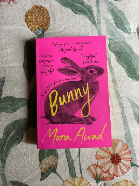Libro “Bunny” de Mona Awad en inglés