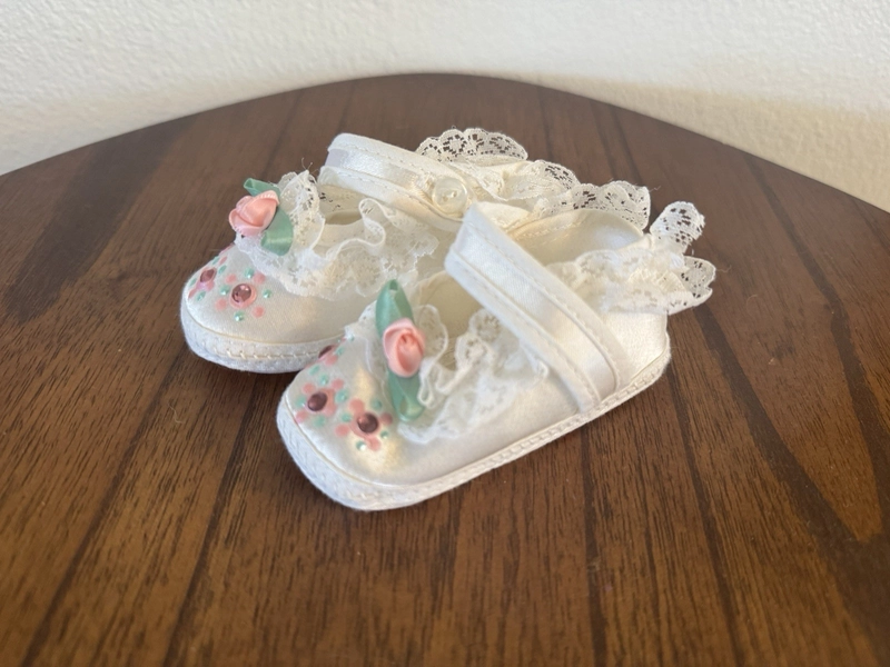 Vintage 1980s Baby Crib Shoes White Frilly Baby Girls Satin Floral Roses 0-6 Mo
