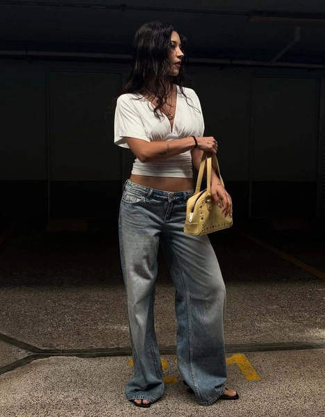 Low-rise wide-leg jeans