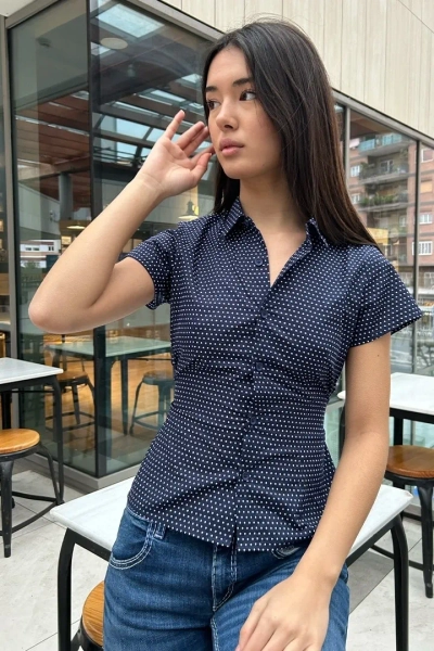 Shirt with collar