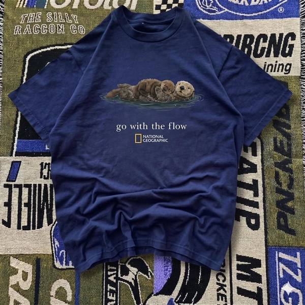 National Geographic Otter Graphic T-Shirt, Vintage 90s Y2k Style Top