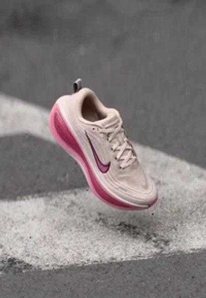 VOMERO PLUS - Chaussures de running sur route - silt red/bordeaux/sweet beet/desert berry/elemental pink