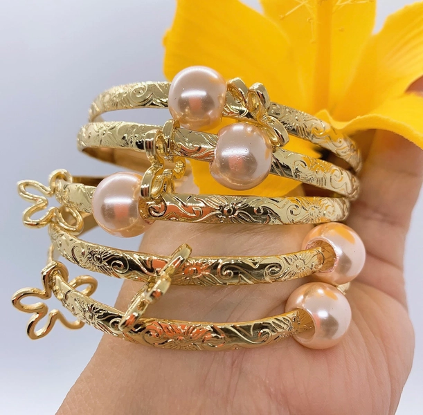 5mm Hawaiian Floating Pink Shell Pearl Hamilton Gold Bangle (5mm) with Flower Charm