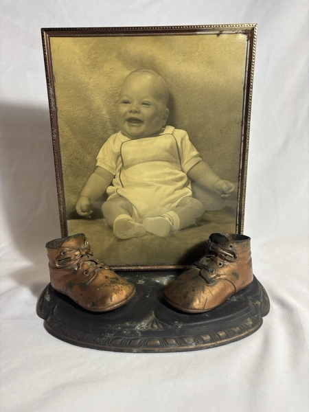 Vintage Bronzed Baby Shoes Photo Frame Display Memorial Nursery Decor 1940-50’s